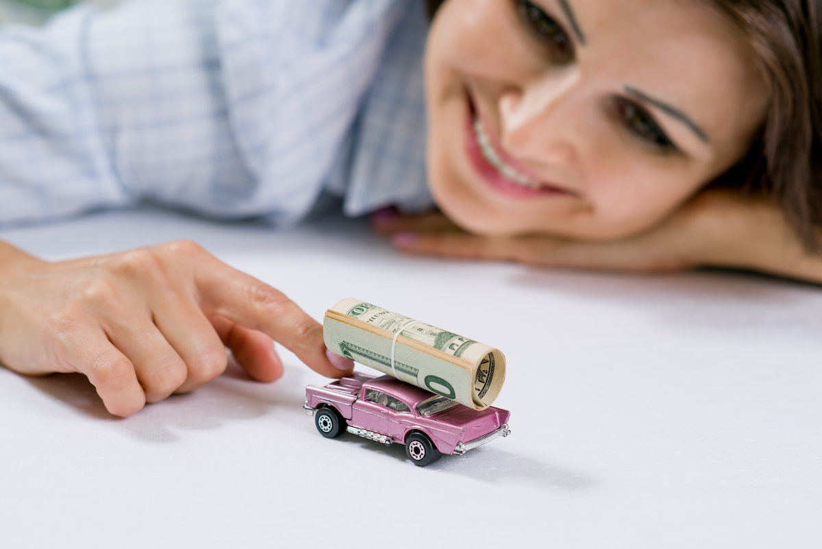 Vraag met speelgoedauto en geld