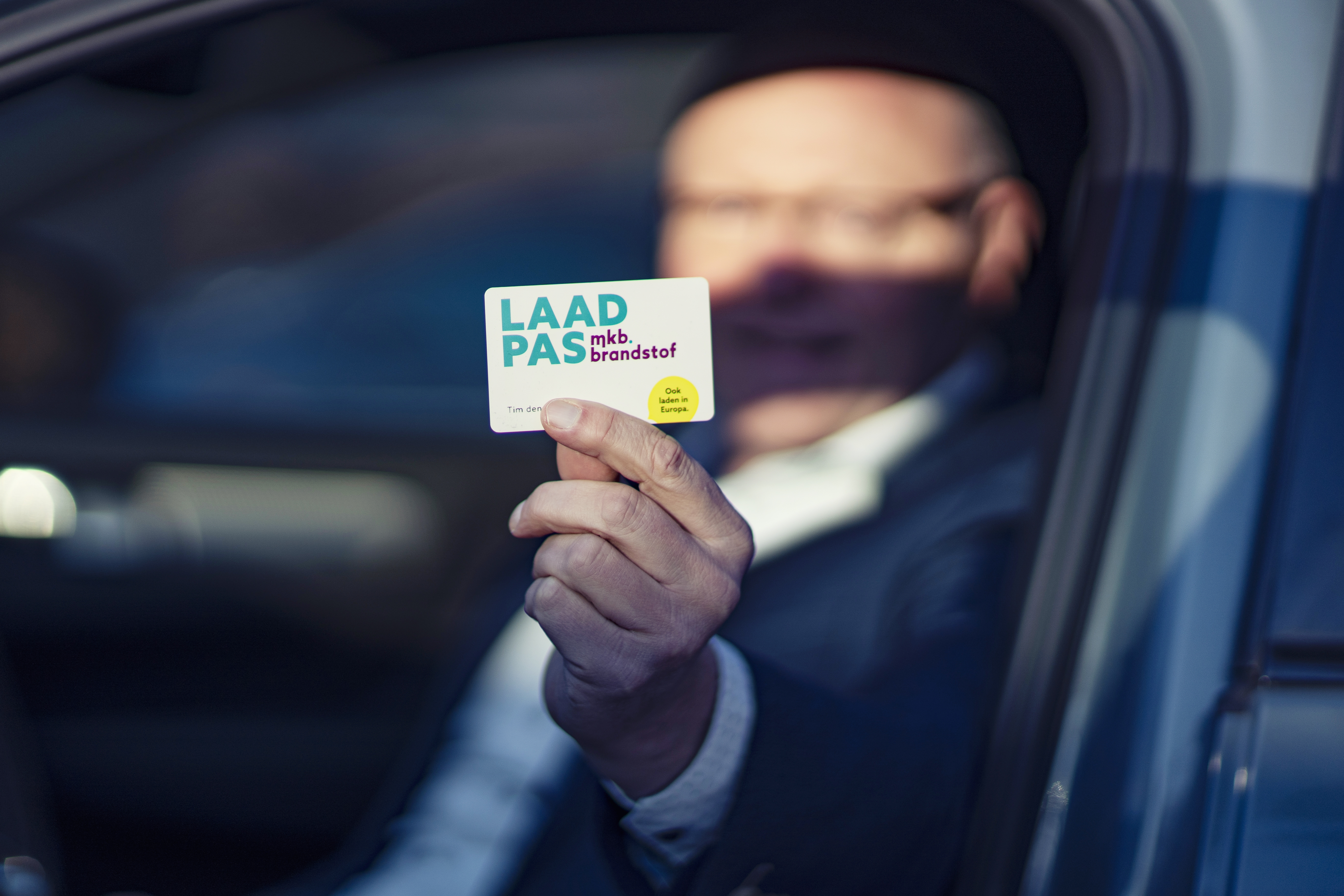 Geert Schell toont laadpas