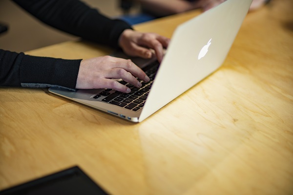 Iemand aan het typen op een laptop
