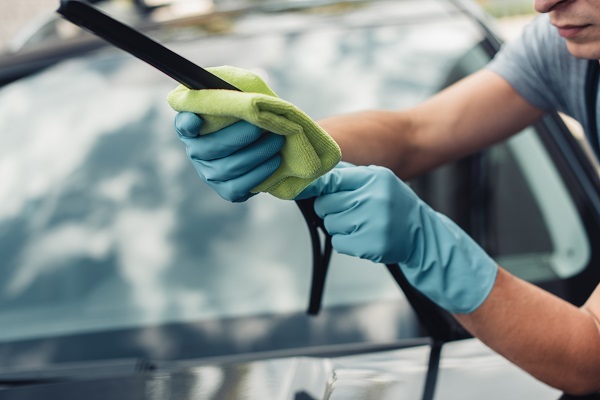 Ruitenwissers die schoongemaakt worden