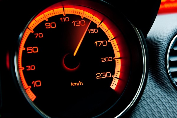 Snelheidsmeter op een dashboard