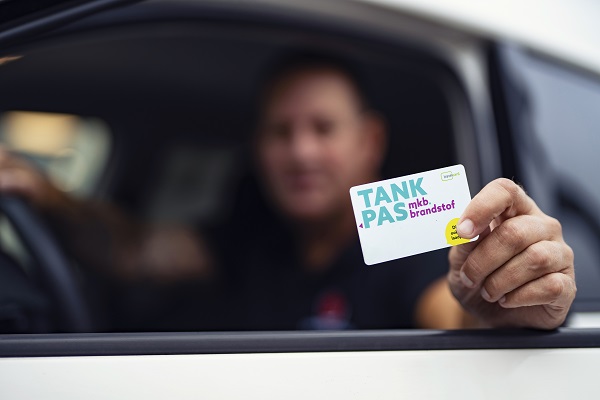 Mathijs met de tankpas van MKB Brandstof