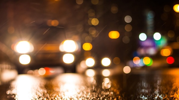 Autoverlichting in het donker bij slecht weer
